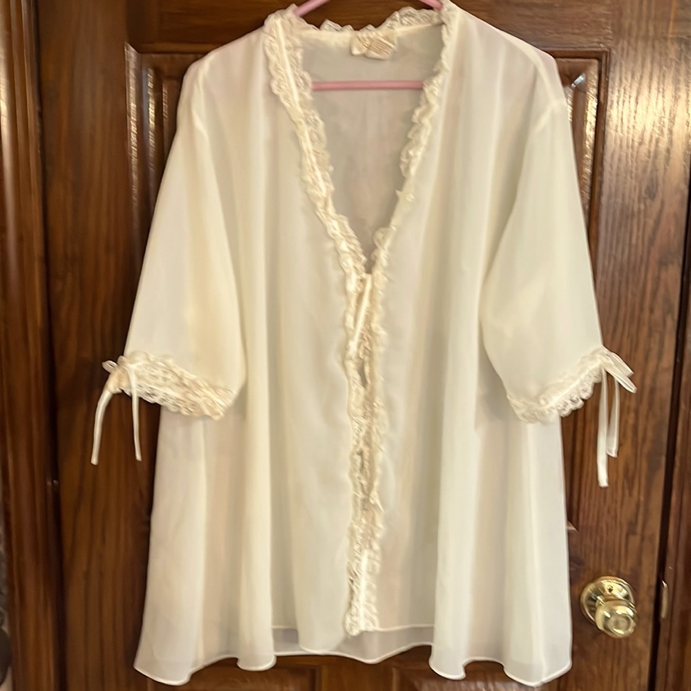 VICTORIAS SECRET SILKY ROBE
